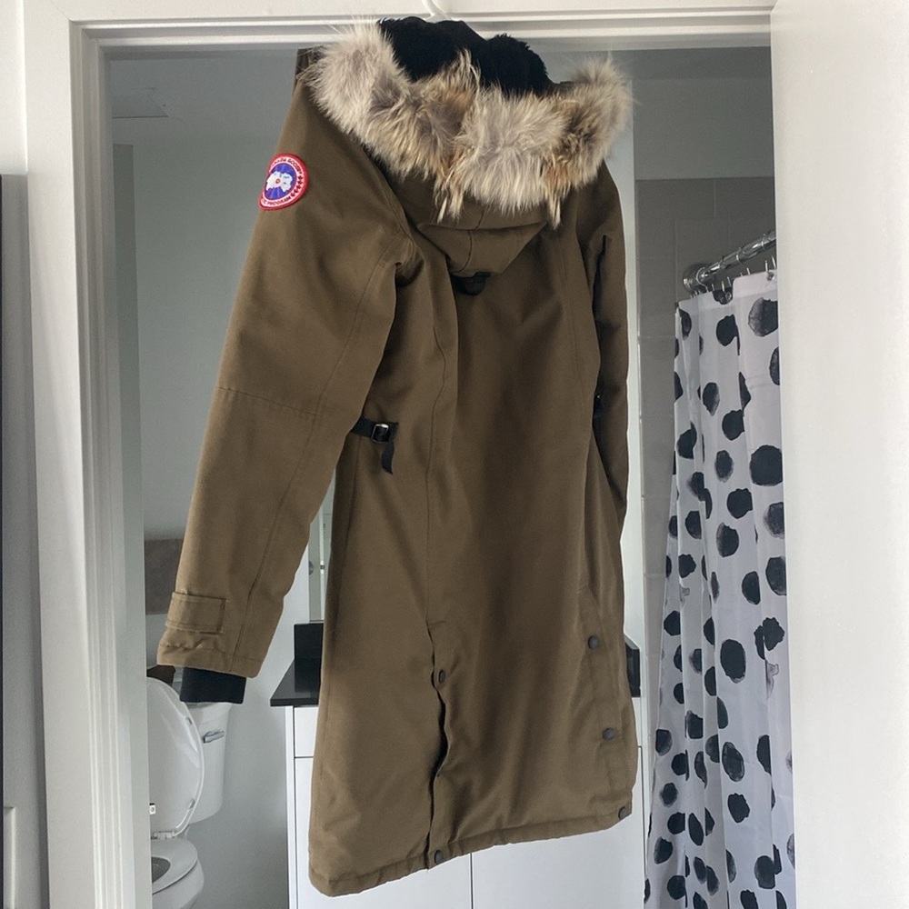Slightly used, Canada Goose women’s S/P mid length Parka w/ detachable fur hood